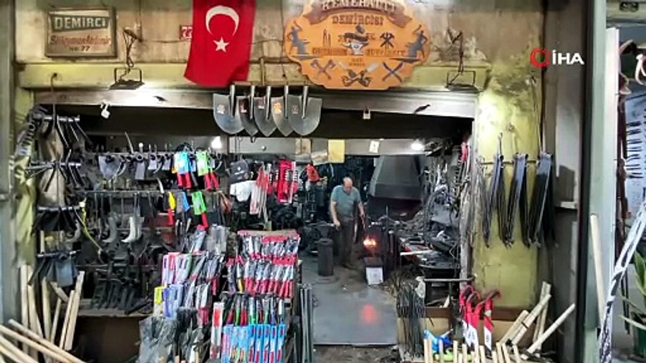 Bin 200 derecelik ateşte demiri sanata dönüştürüyorlar