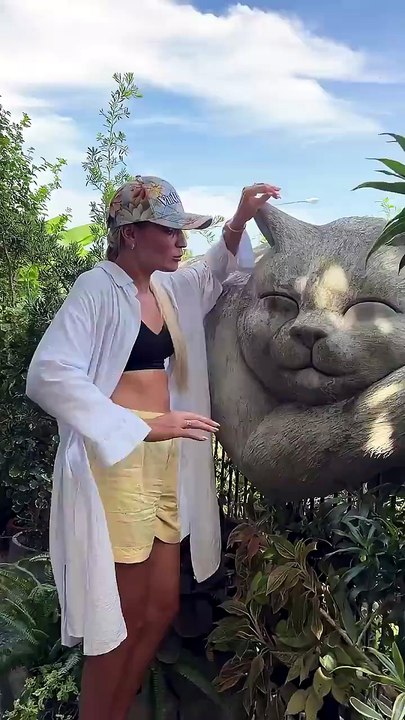 This Cat Came Alive After a Kiss! 😘😹✨