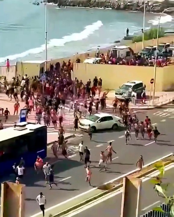 Le immagini choc dell'arrivo dei migranti a nuoto in Spagna
