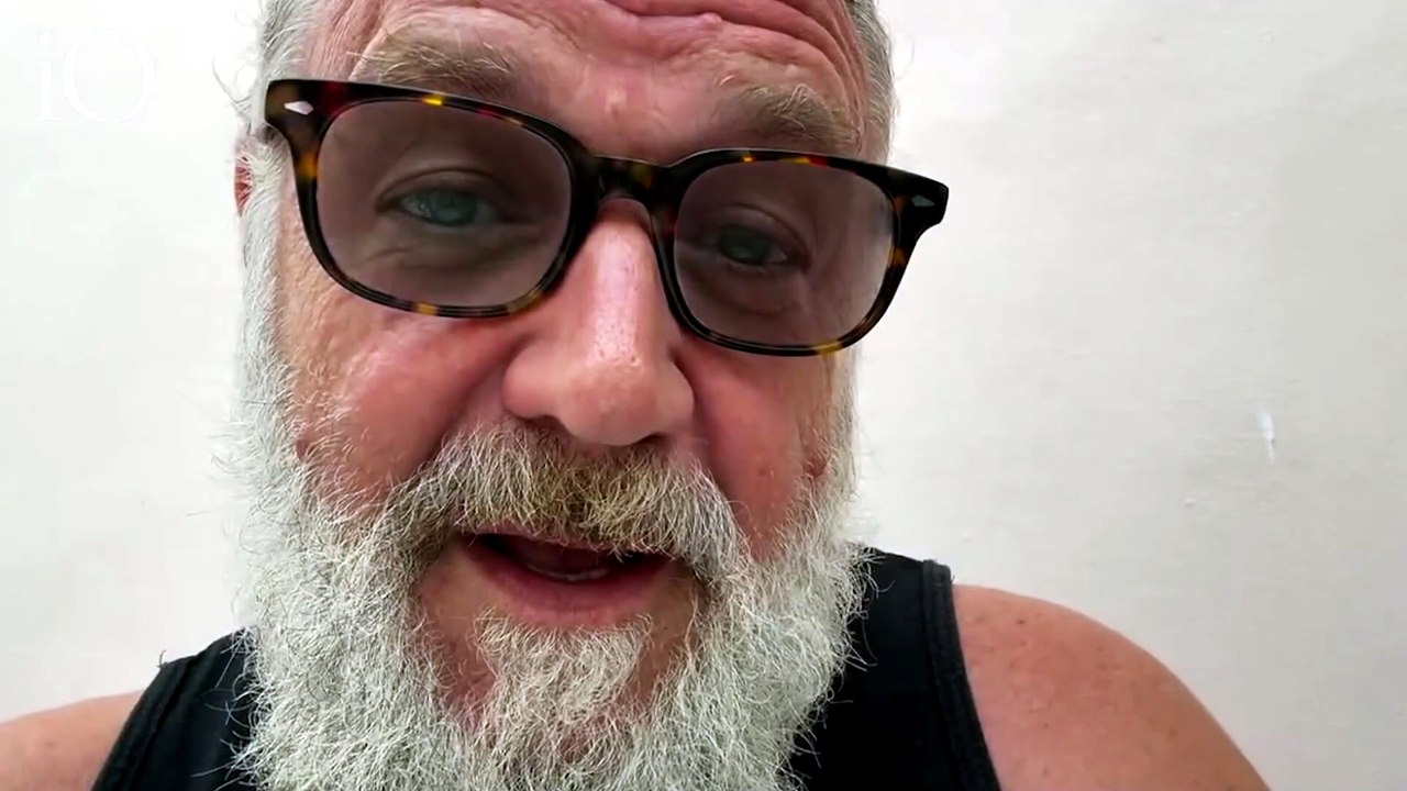 Russell Crowe parla in italiano (in canotta): il messaggio ai fan per il Festival di Venezia
