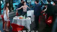 秦建軍是個狠人 經常上山抓野豬熊瞎子 但女友卻嫌他家徒四壁沒出息 無情背叛 秦建軍氣憤之下 發誓出人頭地 終於從打工仔逆襲成億萬富豪_1