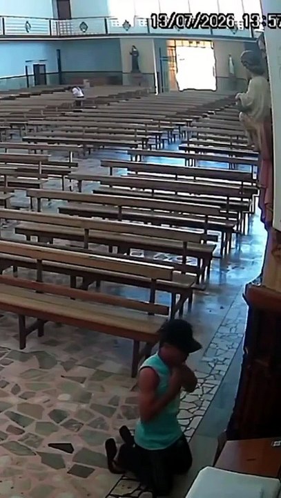 Câmera flagra homem furtando cofre de igreja em Carmo