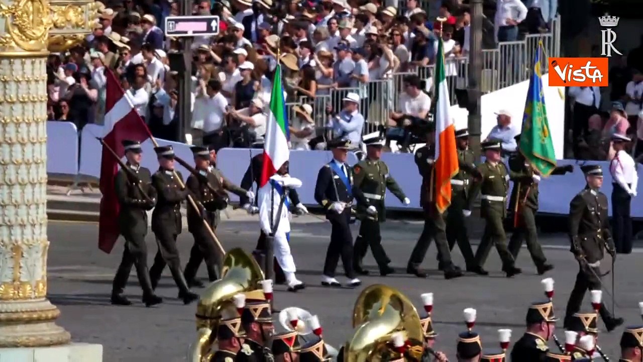 Il Tricolore italiano sfila alla parata militare a Parigi per la festa del 14 Luglio