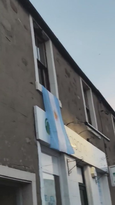 Los ESCOCESES cuelgan BANDERAS ARGENTINAS en las ventanas de sus CASAS | INGLATERRA vs ARGENTINA