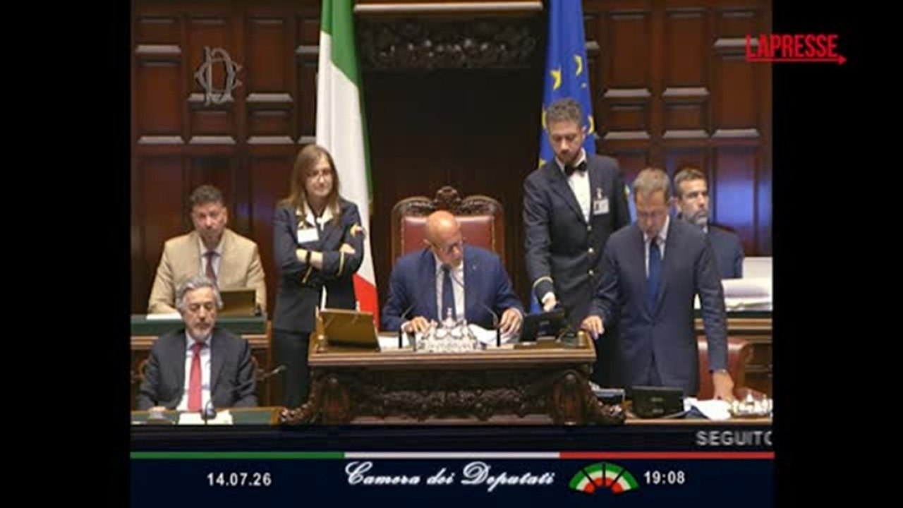 La lettura della votazione sull'emendamento preferenze e il boato delle opposizioni alla Camera