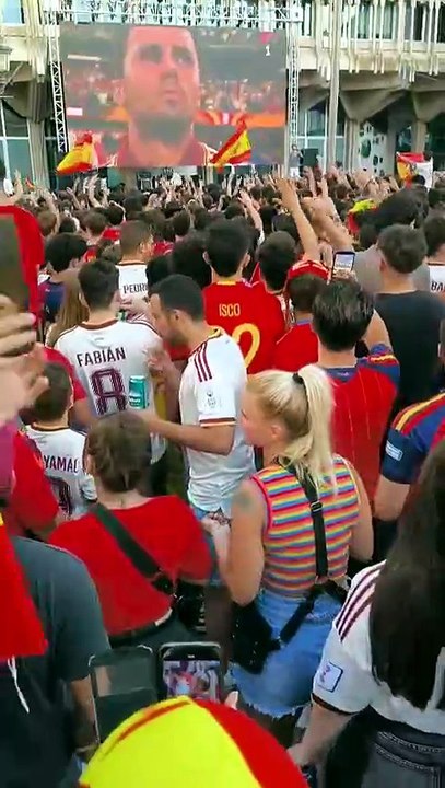 Aficionados viendo el Francia-España en pantalla gigante en Ciudad Real.