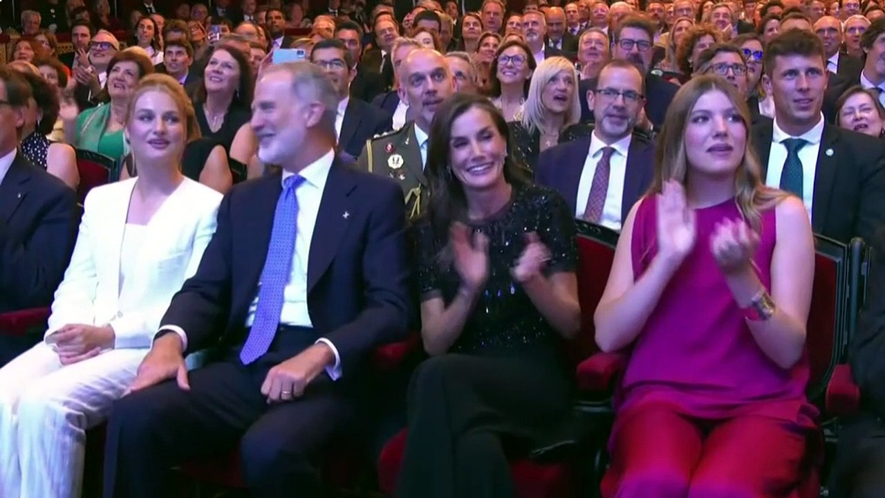El momento de los Reyes, la princesa Leonor y la infanta Sofía cantando