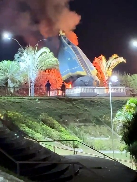 Incêndio destrói imagem de Nossa Senhora Aparecida; polícia investiga causas; veja vídeo
