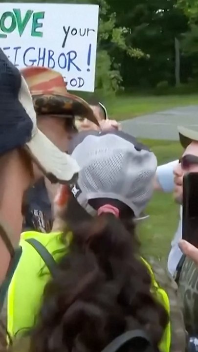 Pro-ICE supporter faces crowd of anti-ICE protesters