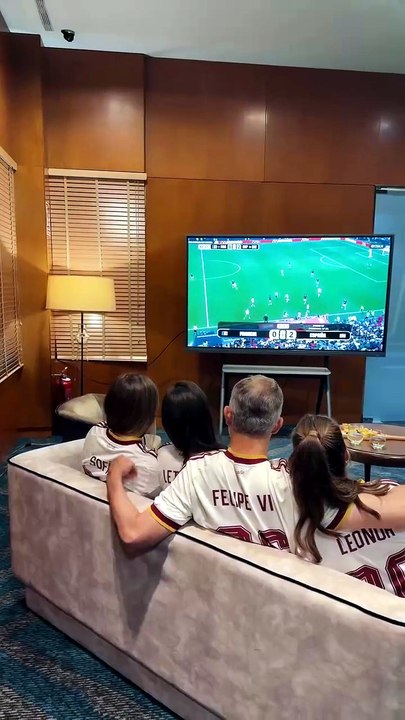 Los Reyes Felipe y Letizia y sus hijas, la Princesa Leonor y la Infanta Sofía, eufóricos durante el partido de España contra Francia: nervios, vitores y con la camiseta blanca oficial