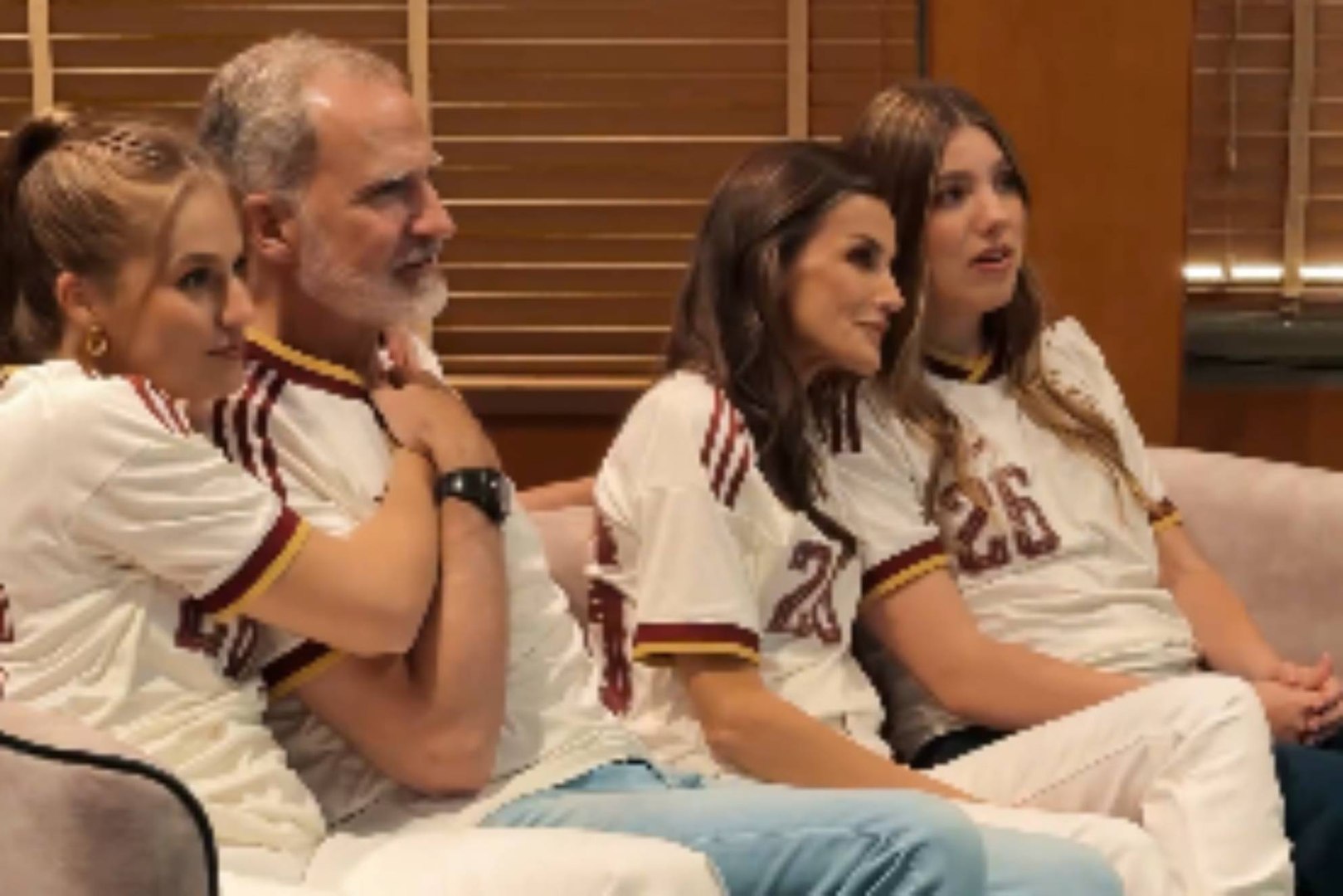 El sofá de la Zarzuela: el vídeo de la Familia Real viendo a España<br>