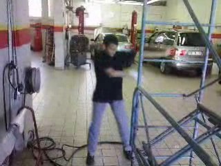 Hichem danse la tektonic a l'atelier