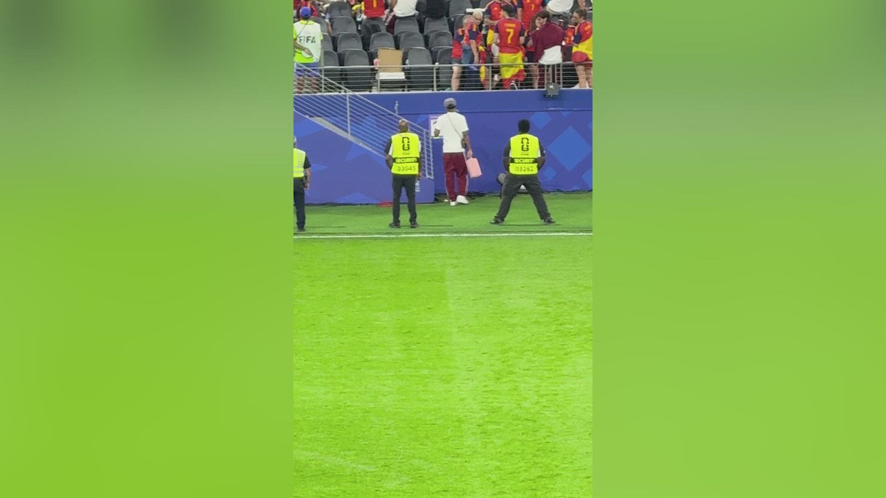 LAMINE YAMAL sale COJEANDO del ESTADIO