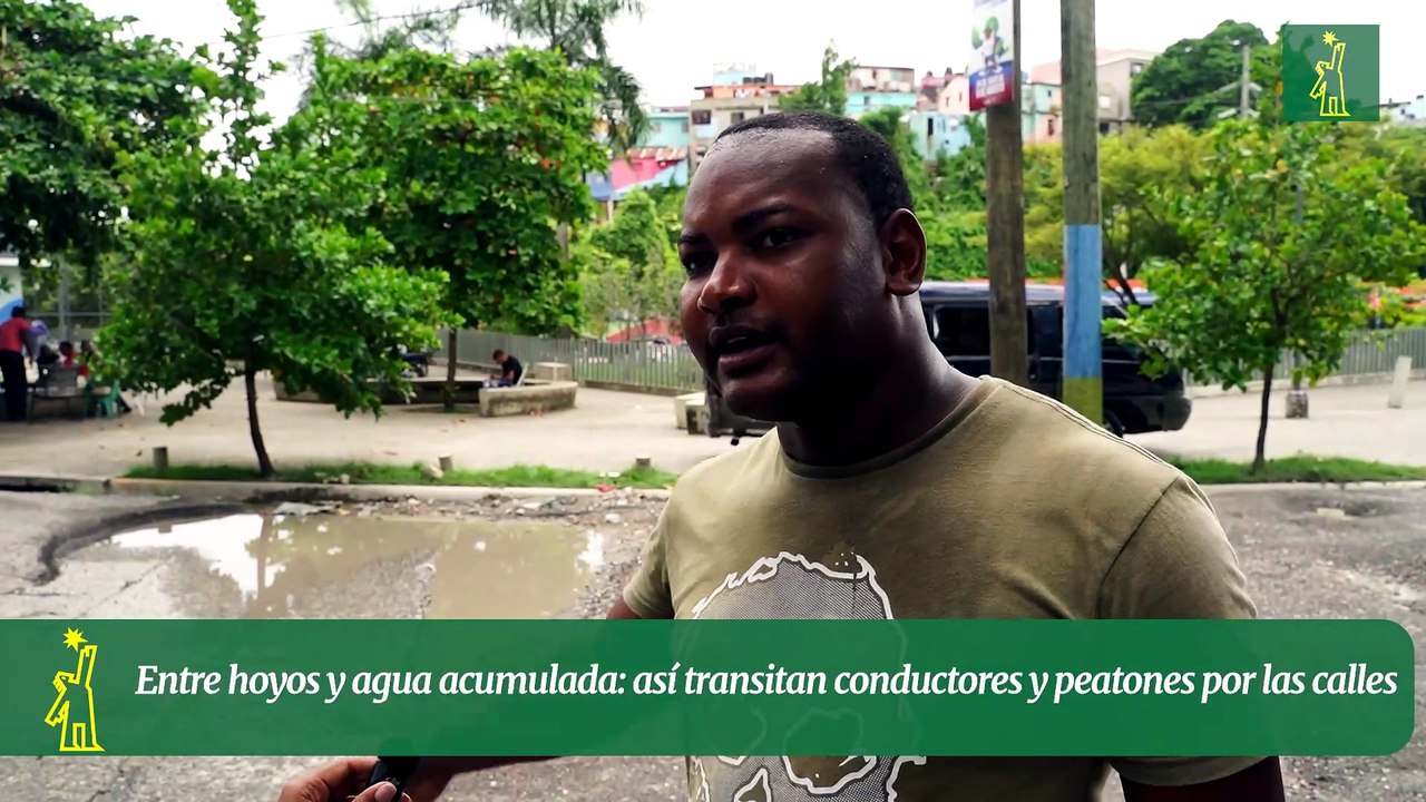 Entre hoyos y agua acumulada: así transitan conductores y peatones por las calles