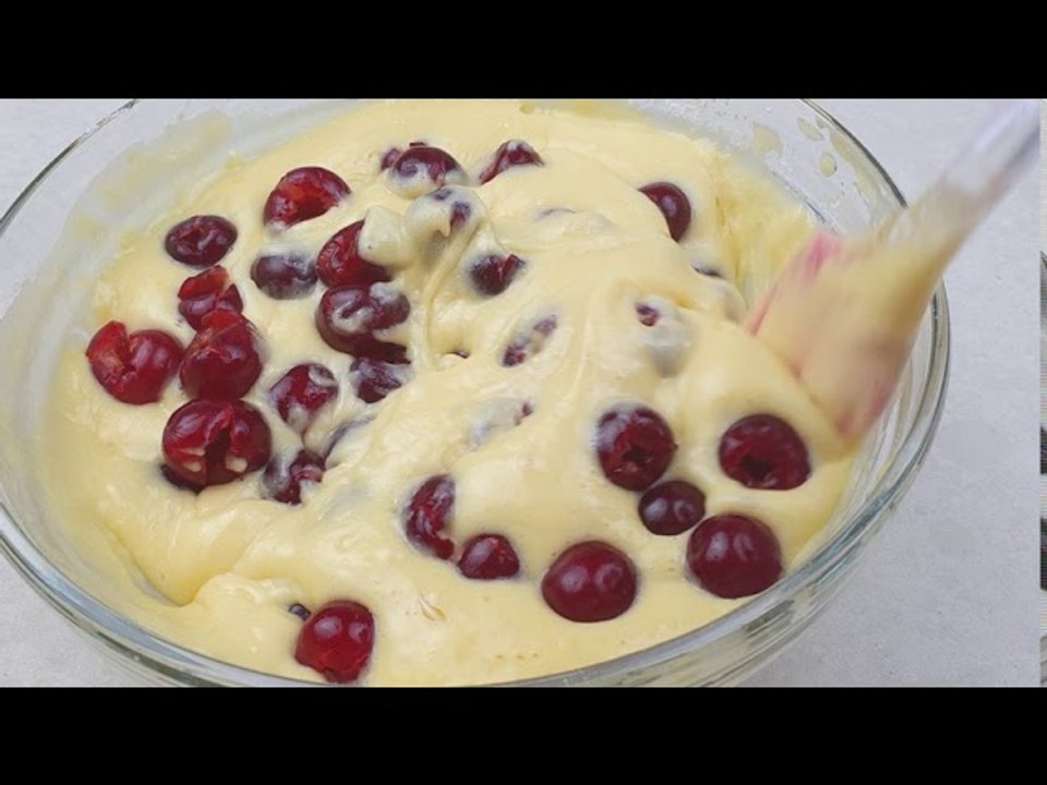 Perfekt zum Frühstück mit Tee in 5 Minuten. Einfacher und schneller Kirschkuchen.