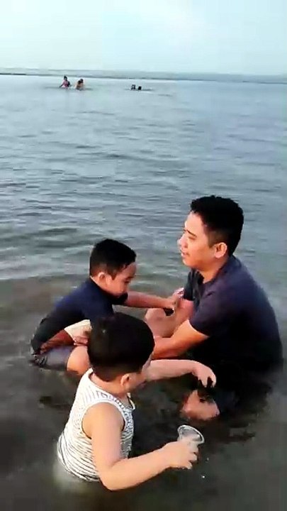 Naligo si Isaiah kauban iyang papa RG ug naa pud si Grey