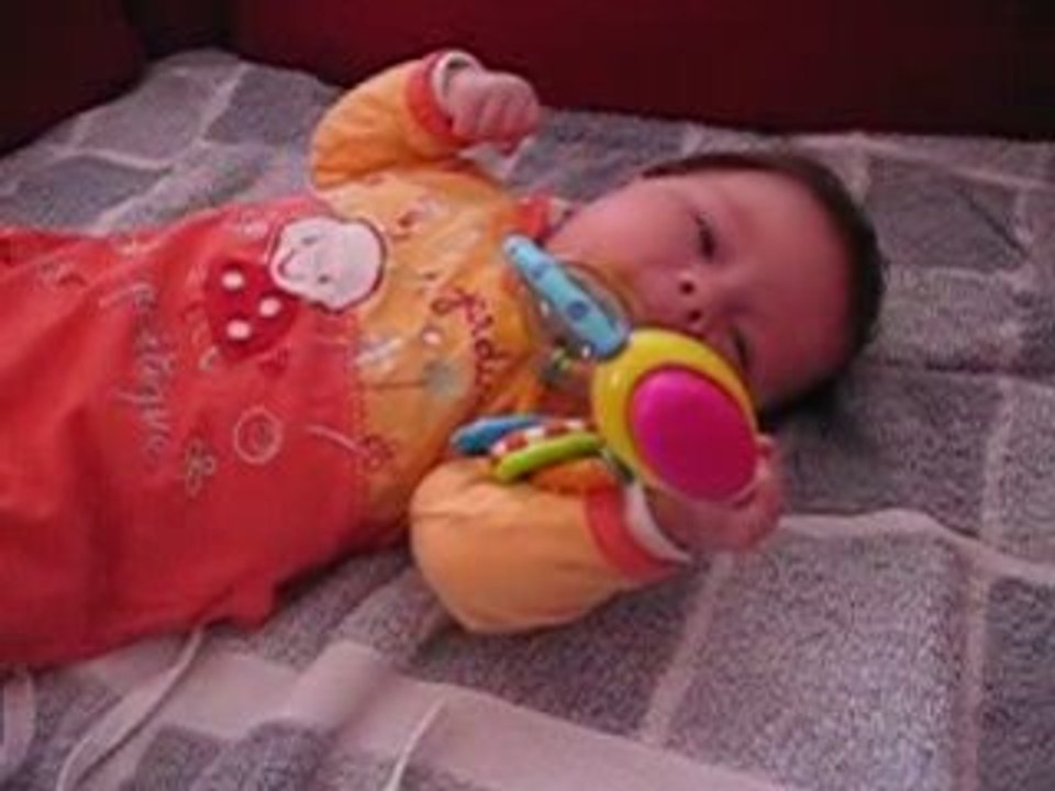 Charlotte et son hochet