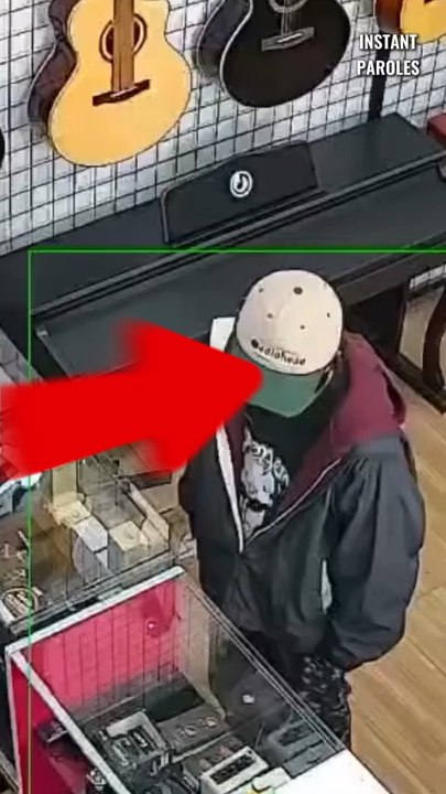 La réaction de ce client en finalisant l’achat de cette guitare au sein de cette boutique