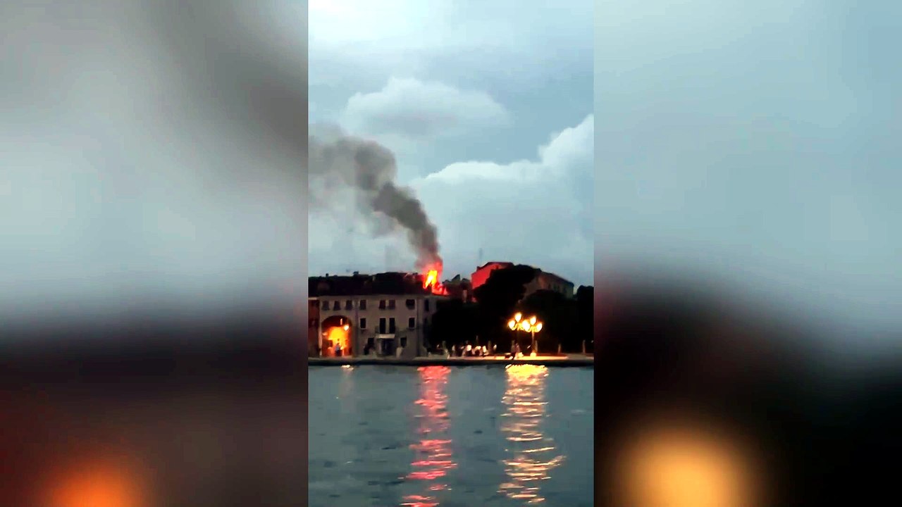 Fiamme in un’abitazione a Castello, si alza una colonna di fumo nero