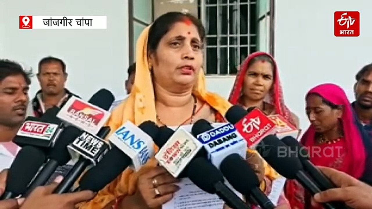 स्टाम्प पेपर पर शिकायत लिखकर कलेक्टर से गुहार,...