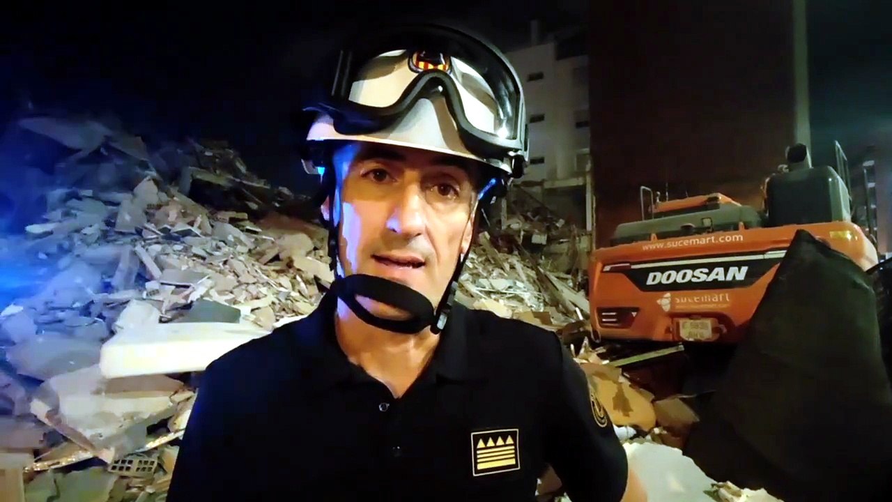 Un edificio de tres plantas se derrumba en Benetússer sin dejar heridos: "Ha colapsado al minuto del desalojo"