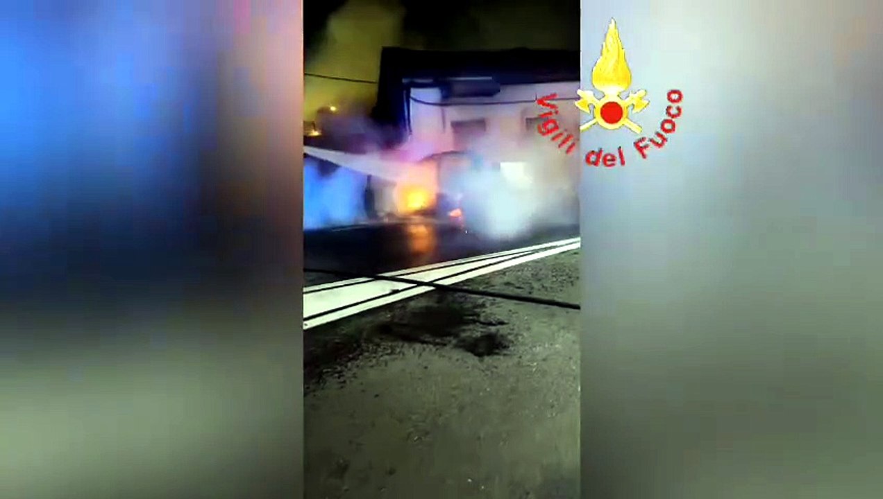 Catanzaro, auto in fiamme dopo l'impatto contro un muretto. In salvo il conducente