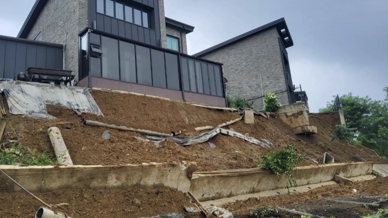경기 용인시 전원주택 옹벽 붕괴...주민 7명 대피 / YTN