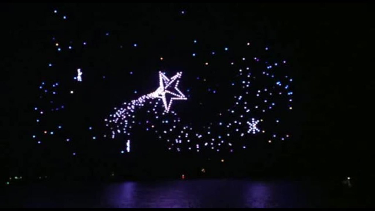 Coreografie di droni e fasci di luce a Nizza 10 anni dopo l'attentato
