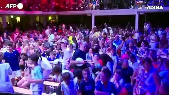 Parigi, la delusione dei tifosi francesi dopo l'eliminazione dai Mondiali