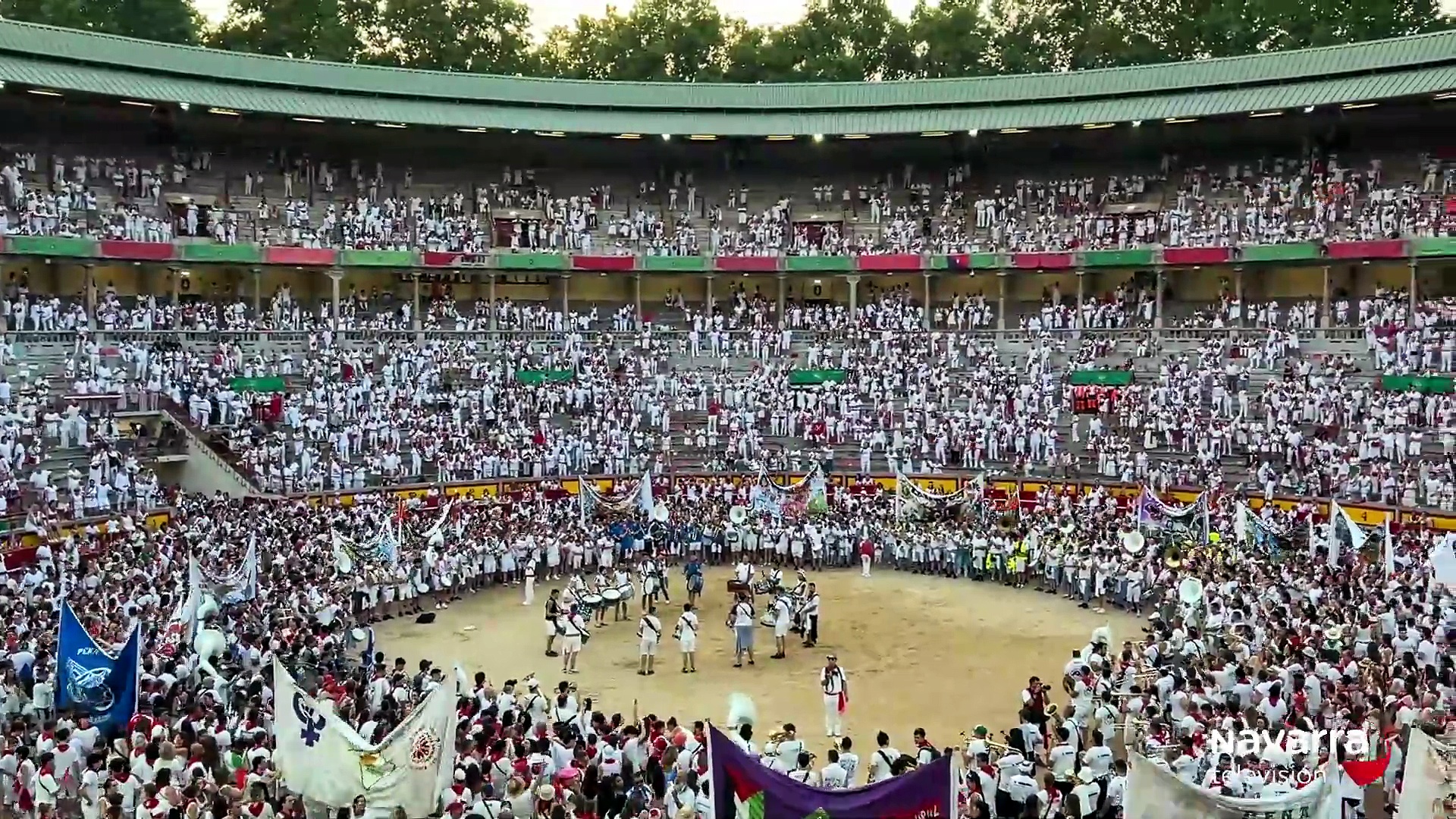 Música y bailes en el último día de las peñas en la Plaza de Toros