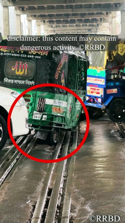 😱🛺Stuck on the tracks!🛑