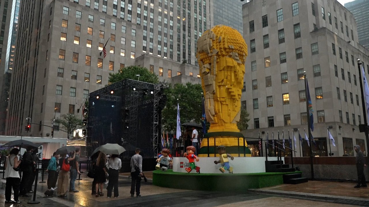 Lego erige una estatua gigante de la Copa del Mundo en Manhattan