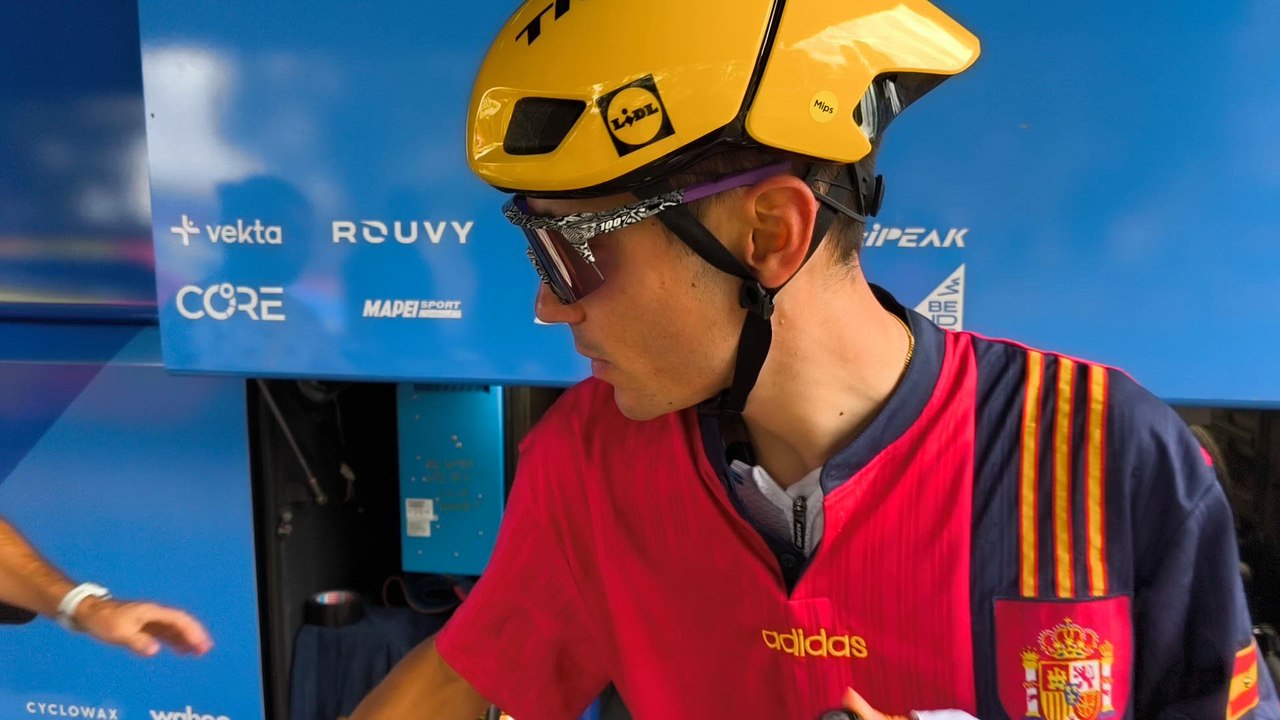 Ayuso sube con la camiseta de España al control de firmas del Tour: "Me han abucheado y silbado, pero es lo que hay"