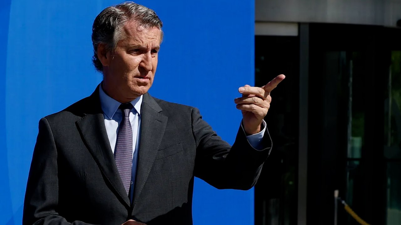 Feijóo dice que España sufre una "democracia debilitada" y acusa a Sánchez de ser "un presidente autoritario"