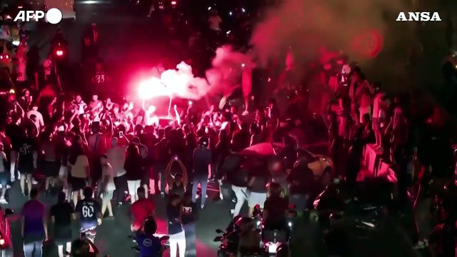 Champions League, i tifosi invadono le strade di Parigi dopo la vittoria del PSG