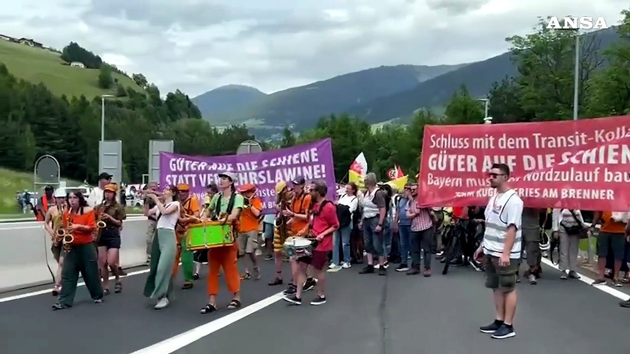 Brennero, tratto autostradale chiuso per una manifestazione ambientalista