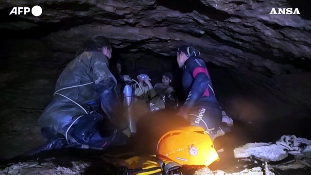Laos, uomini intrappolati in una grotta: un salvataggio
