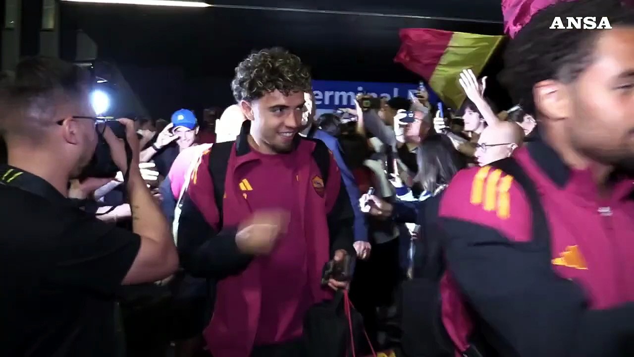 Calcio, folla di tifosi accoglie a Fiumicino il rientro della Roma
