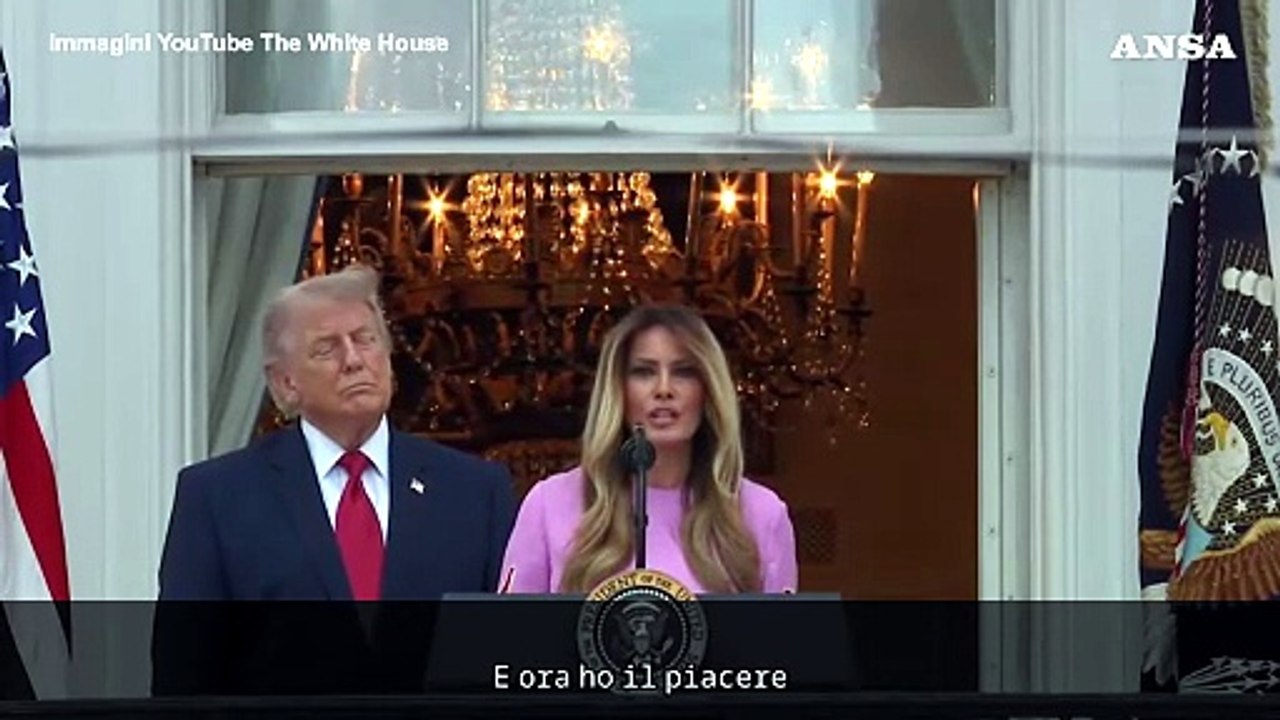 Trump scherza su Melania: "Non mi piace parlare dopo di lei, mi fa sembrare scialbo"