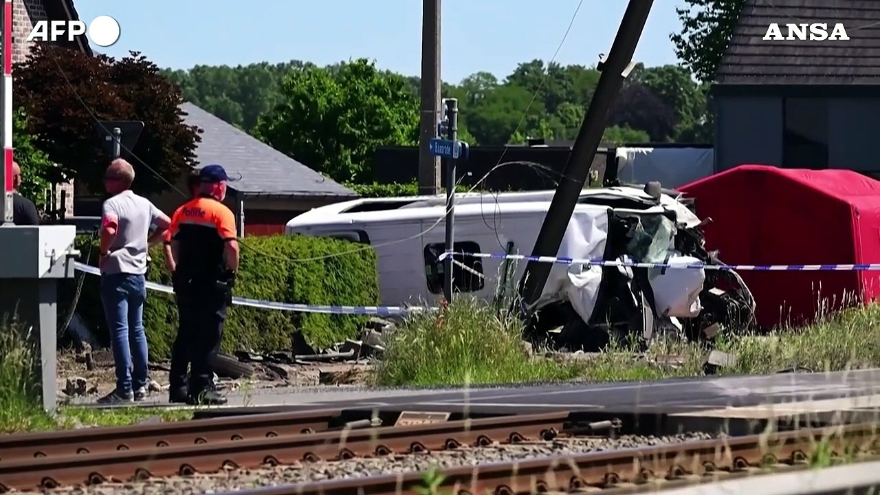 Belgio, incidente fra uno scuolabus e un treno: quattro morti