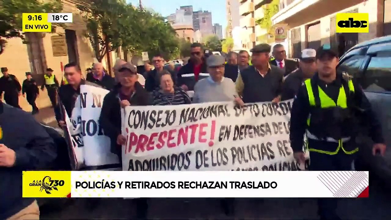 Policías retirados y activos marchan contra la mudanza de la Comandancia