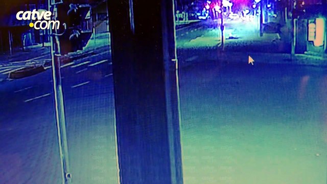 Câmera mostra momento em que carro destrói ponto de ônibus na Avenida Carlos Gomes