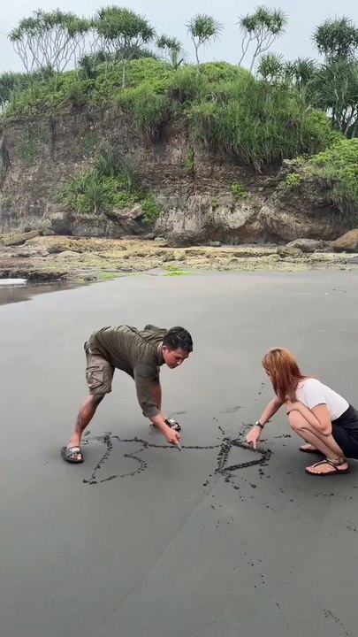 peeing on the beach 🤣