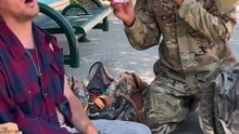 Un soldado sorprende a su hermano que vive en la calle 🥹