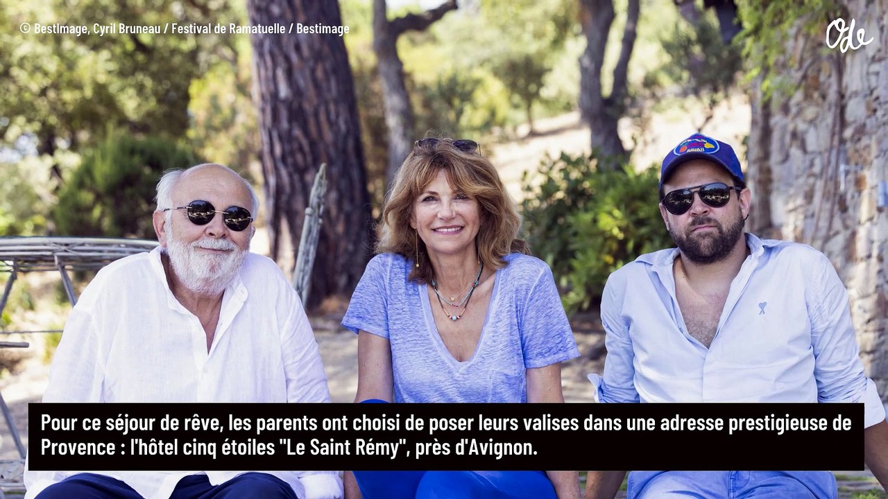 Pour leurs vacances, Arthur Jugnot et sa femme Flavie ont choisi un hôtel 5 étoiles dans un village de Provence digne d’une “carte postale”
