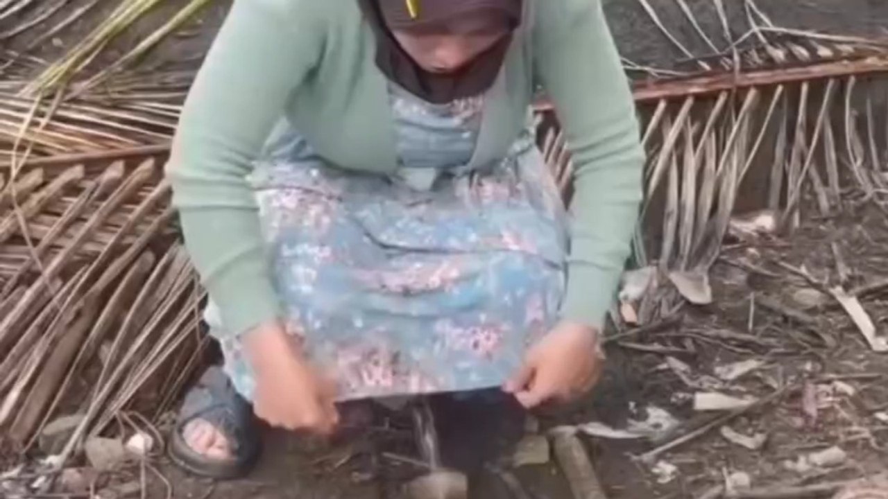desperate to pee at the beach