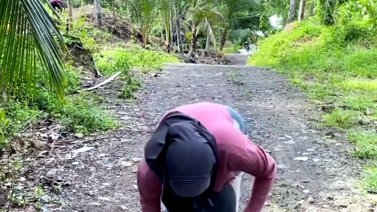 desperate to pee at the beach