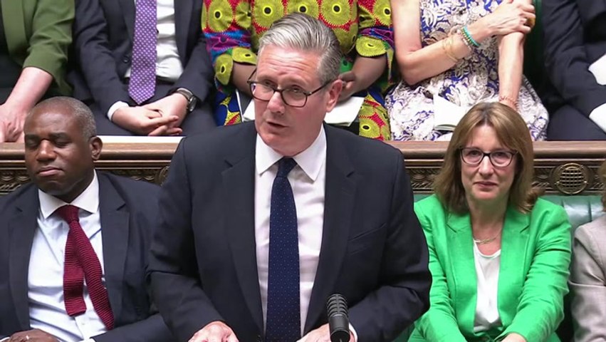 Starmer exits PMQs for final time to standing ovation from MPs