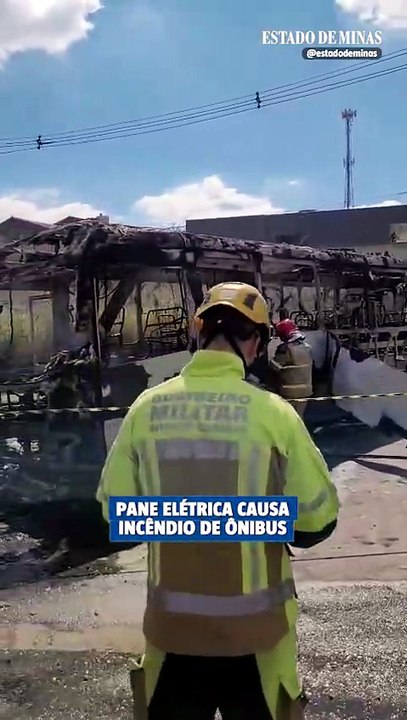 Ônibus pega fogo após pane elétrica