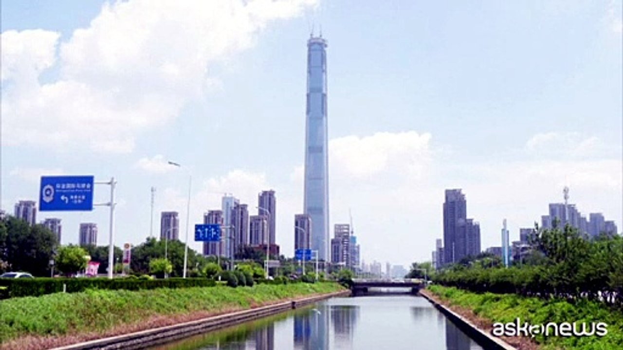 Il grattacielo mai finito in Cina, simbolo di crisi, sviluppo, ombre del capitalismo